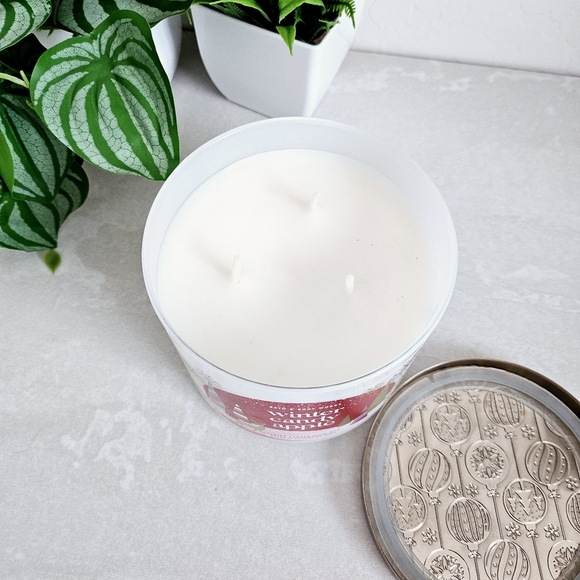 🆕️Bath & Body Works 3 Wick Winter Candy Apple Candle with Gold Lid - Picture 3 of 5